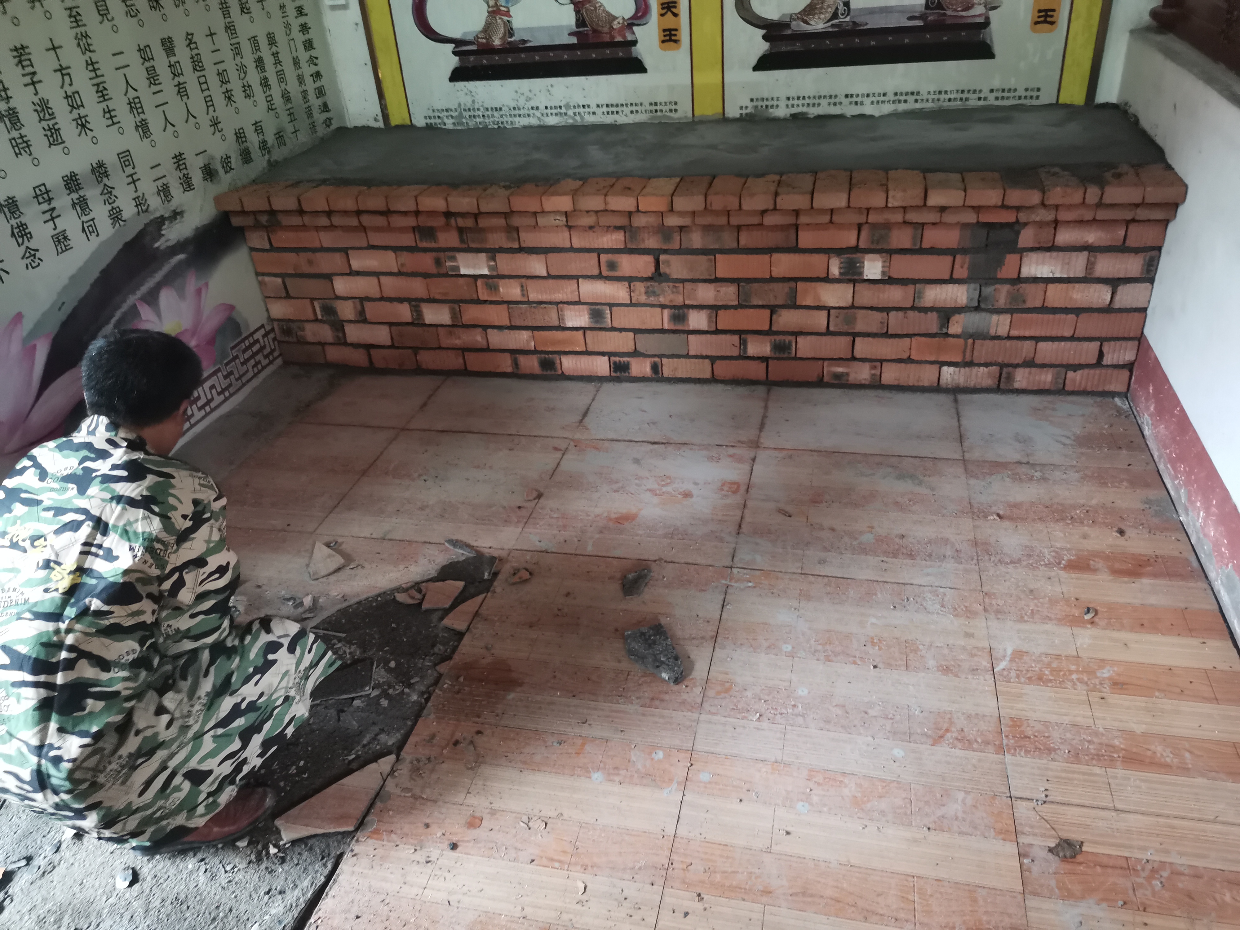 如意彩票天王殿铺设地砖及牌匾贴金